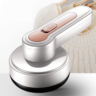 Opération manuelle de l'élimineur de lingots pour mini rasoir électrique portable