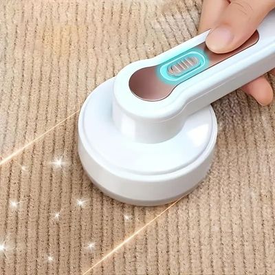 Opération manuelle de l'élimineur de lingots pour mini rasoir électrique portable