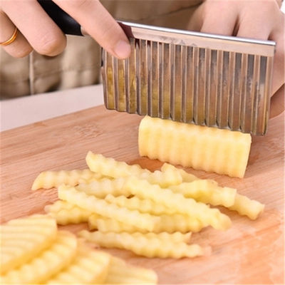 Un couteau en acier inoxydable idéal pour les légumes et les pommes de terre coupés en ondes dans la cuisine