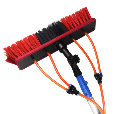 Pinceau de nettoyage à base de poteaux alimenté à l'eau pour le dépoussiérage à longue poignée