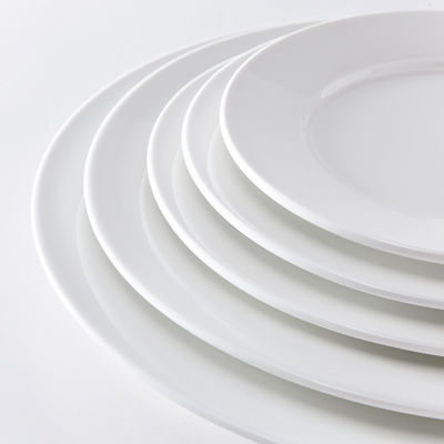 Plateaux en céramique blanche pour le restaurant