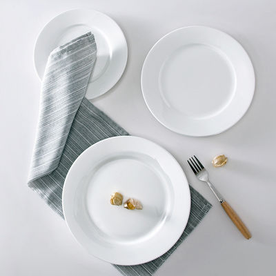 Plateaux en céramique blanche pour le restaurant
