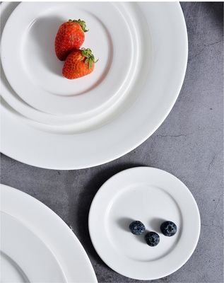 Plateaux en céramique blanche pour le restaurant