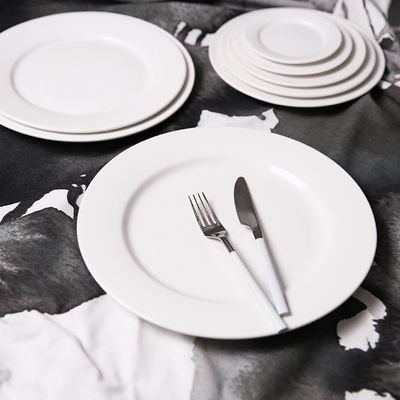 Plateaux en céramique blanche pour le restaurant