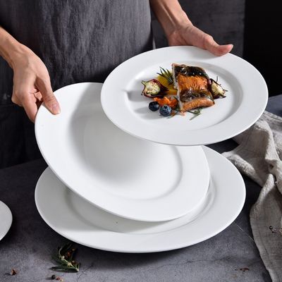 Plateaux en céramique blanche pour le restaurant