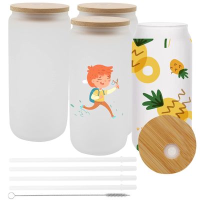 Un verre de bière glacée naturel sain de 16 oz avec couvercle en bambou et paille Le cadeau ultime du bar