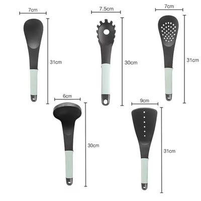 Accès facile aux ustensiles avec un ensemble en nylon à 6 pièces et un support de rangement rotatif