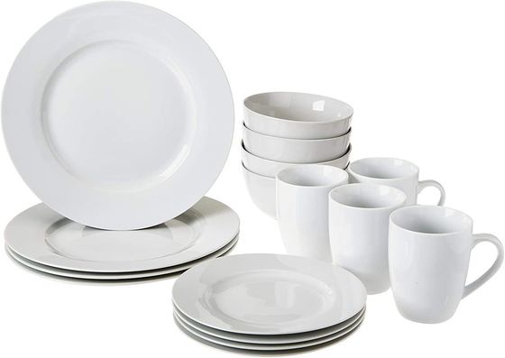 Fabrication d'un ensemble de tables rondes pour le dîner et de plaques fines pour les plats de porcelaine à os blancs