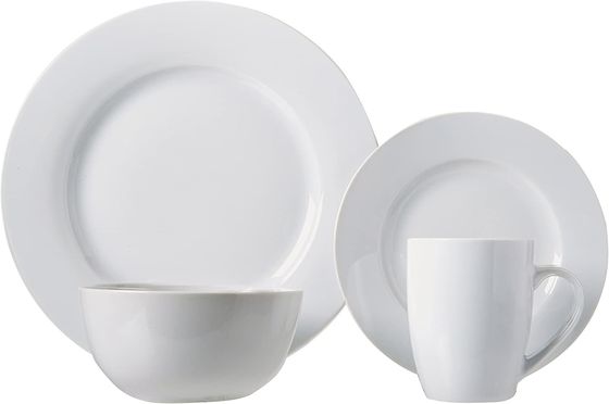 Fabrication d'un ensemble de tables rondes pour le dîner et de plaques fines pour les plats de porcelaine à os blancs