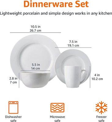 Fabrication d'un ensemble de tables rondes pour le dîner et de plaques fines pour les plats de porcelaine à os blancs