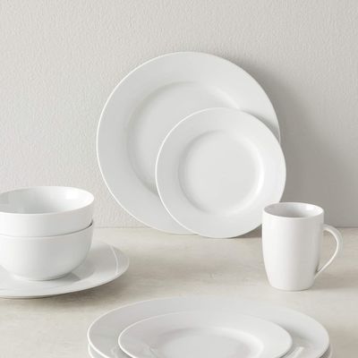 Fabrication d'un ensemble de tables rondes pour le dîner et de plaques fines pour les plats de porcelaine à os blancs