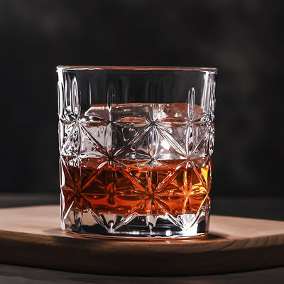 Une tasse de tequila à 300 ml avec des verres Max Diamond et un exquis tumbler