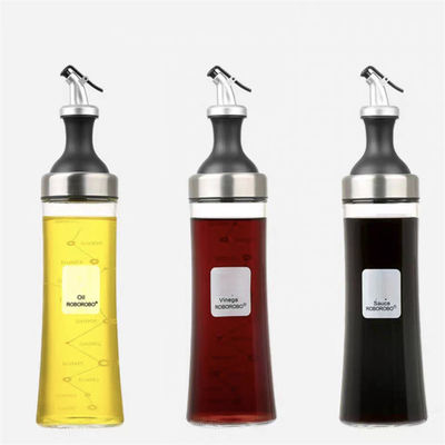 Un récipient en verre à haute teneur en borosilicate pour le ménage avec un tuyau incurvé et un régulateur de mesure de l'huile est stocké