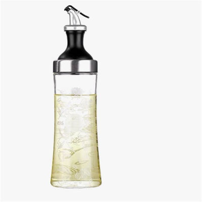 Un récipient en verre à haute teneur en borosilicate pour le ménage avec un tuyau incurvé et un régulateur de mesure de l'huile est stocké