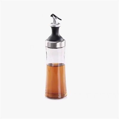 Un récipient en verre à haute teneur en borosilicate pour le ménage avec un tuyau incurvé et un régulateur de mesure de l'huile est stocké