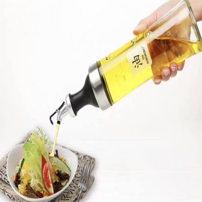 Un récipient en verre à haute teneur en borosilicate pour le ménage avec un tuyau incurvé et un régulateur de mesure de l'huile est stocké