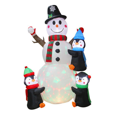 Arche de traîneau de Noël éclairé en plein air avec un bonhomme de neige inflatables d'arbre au pain d'épice