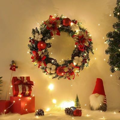 Une couronne XMAS ronde pour la porte d'entrée Une couronne avec logo personnalisé