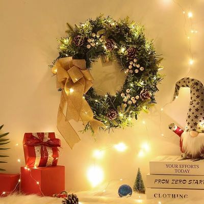 Une couronne XMAS ronde pour la porte d'entrée Une couronne avec logo personnalisé