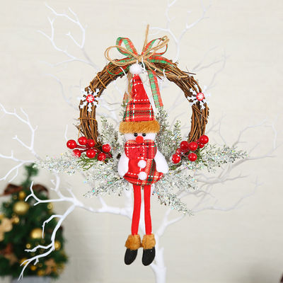 Apportez de la joie à votre maison avec cette couronne de Noël de baies rouges et de cônes de pin