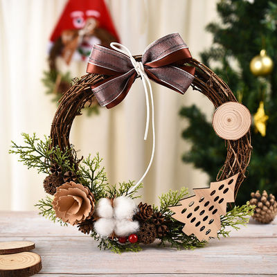 Apportez de la joie à votre maison avec cette couronne de Noël de baies rouges et de cônes de pin