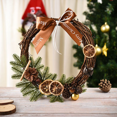Apportez de la joie à votre maison avec cette couronne de Noël de baies rouges et de cônes de pin