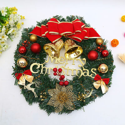 Apportez de la joie à votre maison avec cette couronne de Noël de baies rouges et de cônes de pin