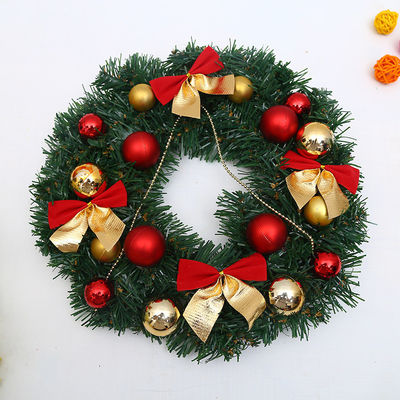 Apportez de la joie à votre maison avec cette couronne de Noël de baies rouges et de cônes de pin