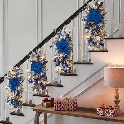 Escalier de Noël Guirlande Ornement décoratif d'escalier avec cercle de rotin naturel OEM ODM