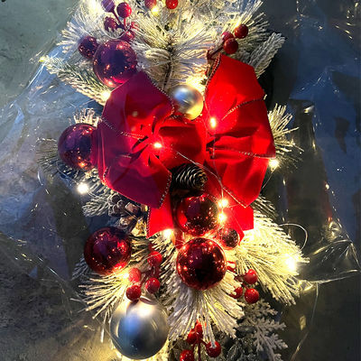 Pluie en tissu et en plastique porte suspendue couronne de rotin pour la décoration de Noël de l'hôtel