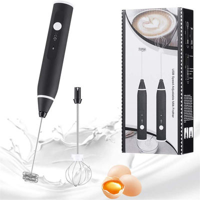 Un mélangeur de café automatique à mousse électrique rechargeable