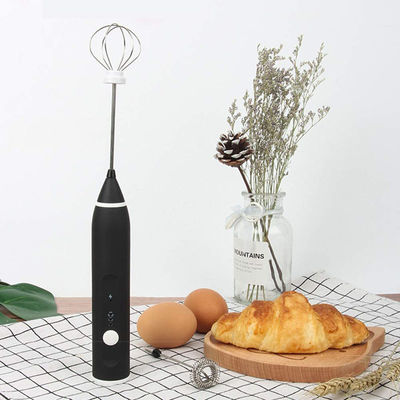 Un mélangeur de café automatique à mousse électrique rechargeable