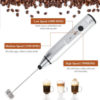 Un mélangeur de café automatique à mousse électrique rechargeable