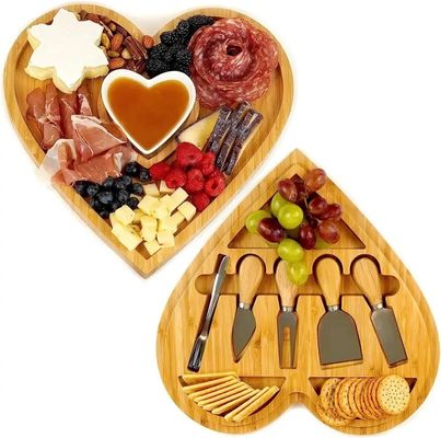 Tableau rond de fromage de bambou et table de charcuterie avec couteau