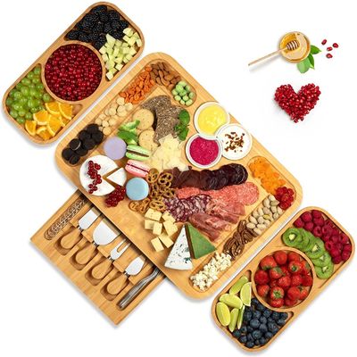 Tableau rond de fromage de bambou et table de charcuterie avec couteau