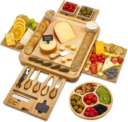 Tableau rond de fromage de bambou et table de charcuterie avec couteau