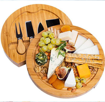 Tableau rond de fromage de bambou et table de charcuterie avec couteau