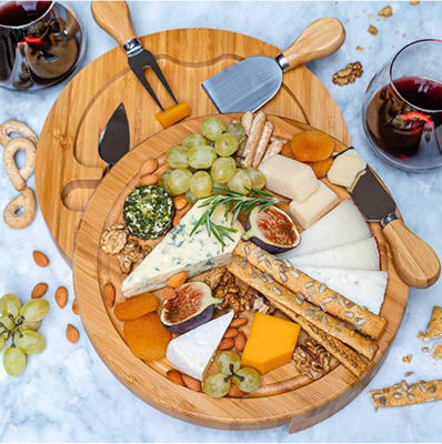 Tableau rond de fromage de bambou et table de charcuterie avec couteau