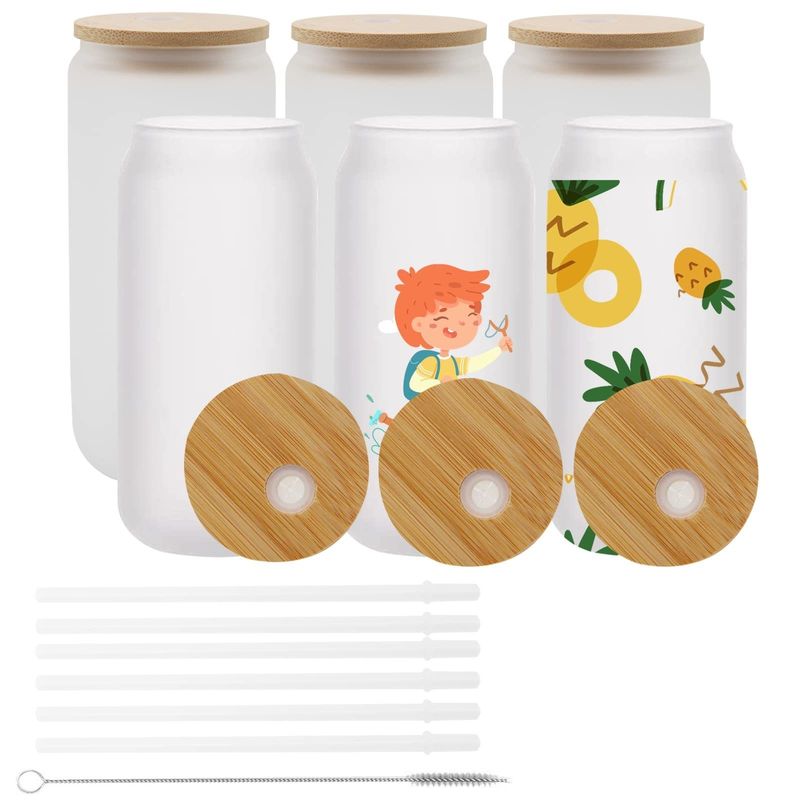 Un verre de bière glacée naturel sain de 16 oz avec couvercle en bambou et paille Le cadeau ultime du bar