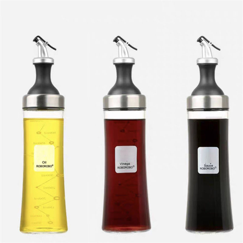 Un récipient en verre à haute teneur en borosilicate pour le ménage avec un tuyau incurvé et un régulateur de mesure de l'huile est stocké