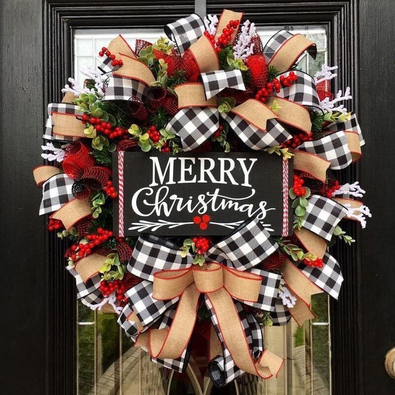 Apportez de la joie à votre maison avec cette couronne de Noël de baies rouges et de cônes de pin